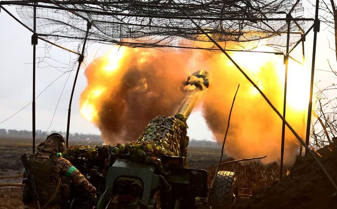 Ukrajinské dělostřelectvo u Bachmutu.