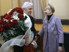 Premiérka Julia Tymošenková a nový předseda ukrajinského parlamentu Volodymyr Lytvyn
