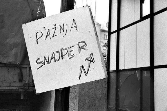 Nápisy Pozor, ostřelovač! visely v Sarajevu na mnoha křižovatkách a otevřených prostranstvích.