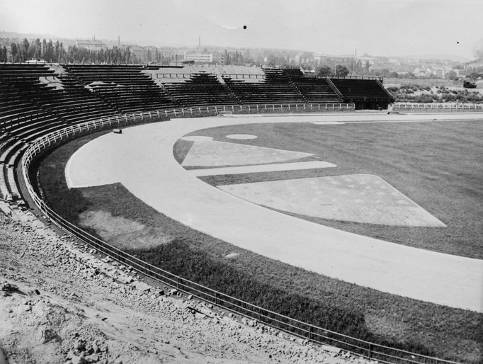 Fotbalový stadion před dokončením první stavební etapy.