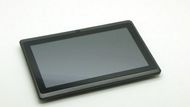 Huayi A10 - levný sedmipalcový tablet Čínská společnost Huayi představila další z řady levných tabletů. Sedmipalcový model s rozlišením  800 x 400 obrazových bodů v ceně 65 amerických dolarů v sobě skrývá jednojádrový procesor ARM Cortex A8 taktovaný na frekvenci 1 GHz. Velikost paměti RAM je 512 MB a velikost interní úložné paměti 4 GB. Interní úložnou paměť je možné rozšířit pomocí paměťových karet microSD. Tablet je vybaven fotoaparátem s rozlišením 1,3 megapixelů, WiFi a HDMI portem. Kapacita baterie je 3 600 mAh. Tablet se prodává s operačním systémem Android 4.0.3 Ice Cream Sandwich.