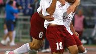 Radost fotbalistů Kluže, kteří šokovali na hřišti AS Řím.