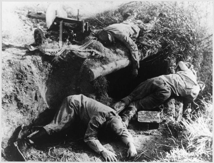 DEAD RUSSIANS Dead Soviet troops in a trench. Date: 1942-43 Source: Unattributed photograph MELEDIN COLLECTION