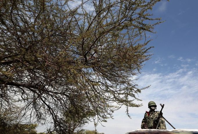 A Malian soldier stands guard with his machine gun on the road between Konna and Sevare January 27, 2013. REUTERS/Eric Gaillard (MALI - Tags: CIVIL UNREST CONFLICT MILITARY) Published: Led. 27, 2013, 3:34 odp.