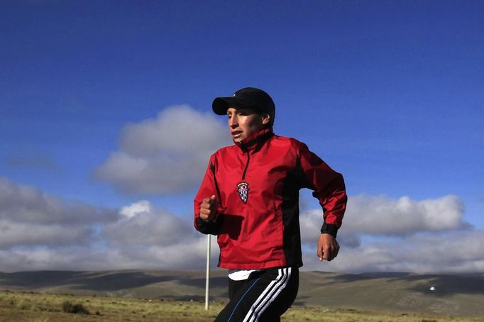 : Marathon runner Gladys Tejeda, the first Peruvian athlete who qualified for the 2012 London Olympic Games, runs during her training in the Andean province of Junin May 15, 2012. A private company will take Gladys' mother Marcelina Pucuhuaranga, 69, to London as part of the "Thank you Mom" program. For Pucuhuaranga, who received her first passport, it will be the first time travelling out of Peru. The program will take about 120 mothers of different athletes around the world to attend the games. Tejeda, the youngest of nine children, returned to her hometown to visit her mother and to focus on training where she will run more than 20 km every day in the highlands (over 4,105 meters above sea level). Picture taken May 15, 2012. REUTERS/Pilar Olivares(PERU - Tags: SPORT ATHLETICS OLYMPICS) Published: Kvě. 17, 2012, 6:35 odp.