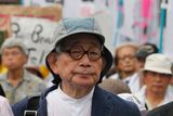 Přišel i Kenzaburo Oe, laureát Nobelovy ceny za literaturu a dlouholetý kritik jaderné energie.