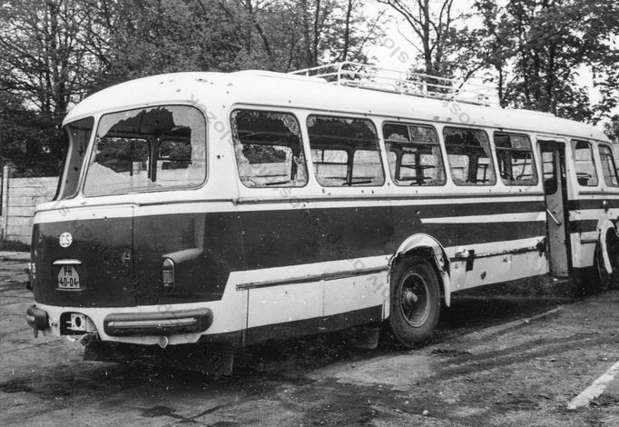 Pohled na odstavený autobus poškozený přestřelkou únosců s pohraničníky.