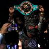 Deontay Wilder v masce přichází do ringu před zápasem s Tysonem Furym