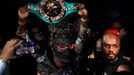 Deontay Wilder v masce přichází do ringu před zápasem s Tysonem Furym