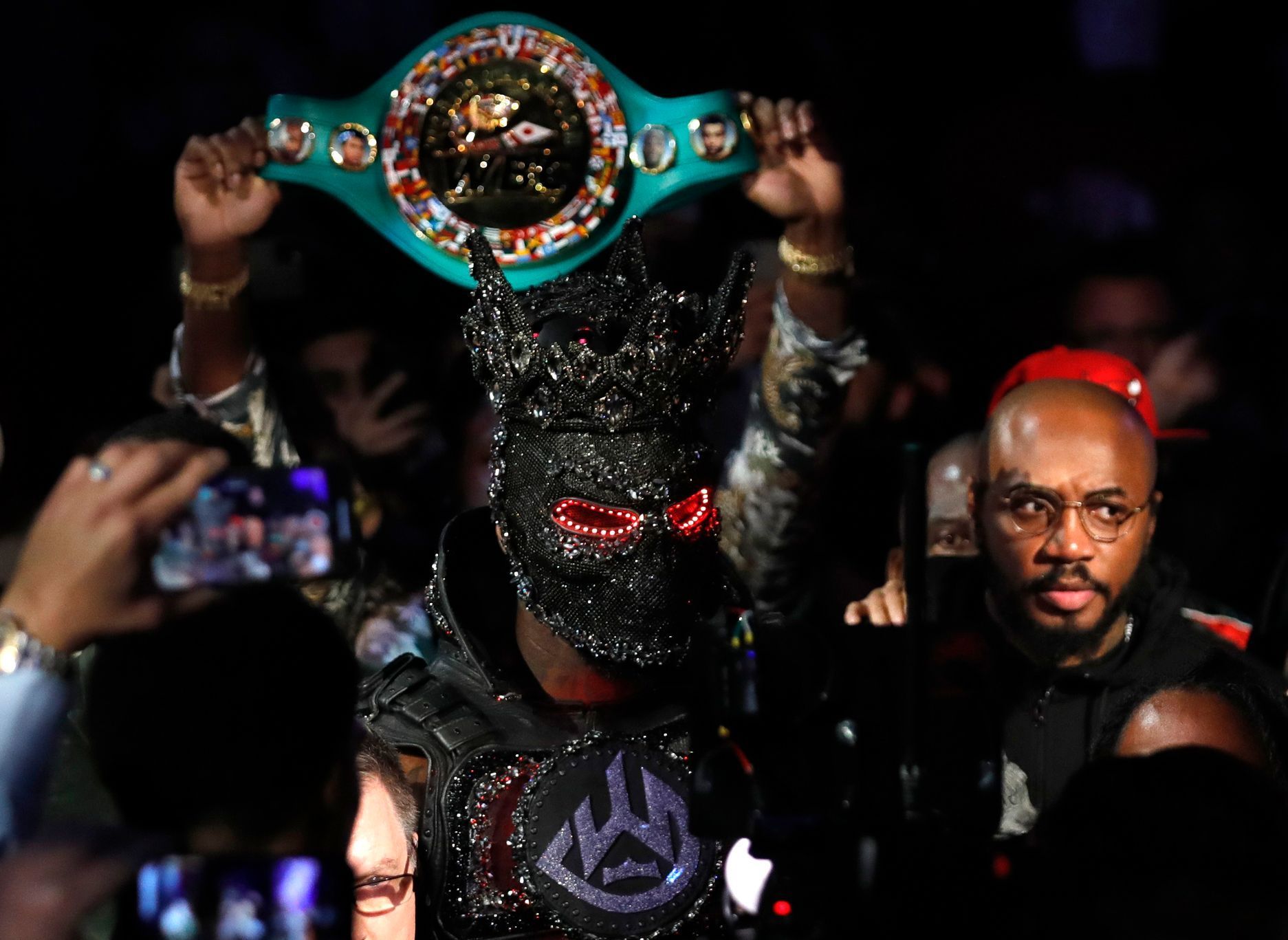 Deontay Wilder v masce přichází do ringu před zápasem s Tysonem Furym