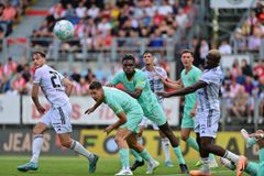 Slavia vyhrála v Budějovicích navzdory zahozené penaltě, stoprocentní jsou i Teplice