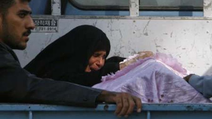 Žena pláče nad rakví příbuzného, který zahynul při útoku povstalců.