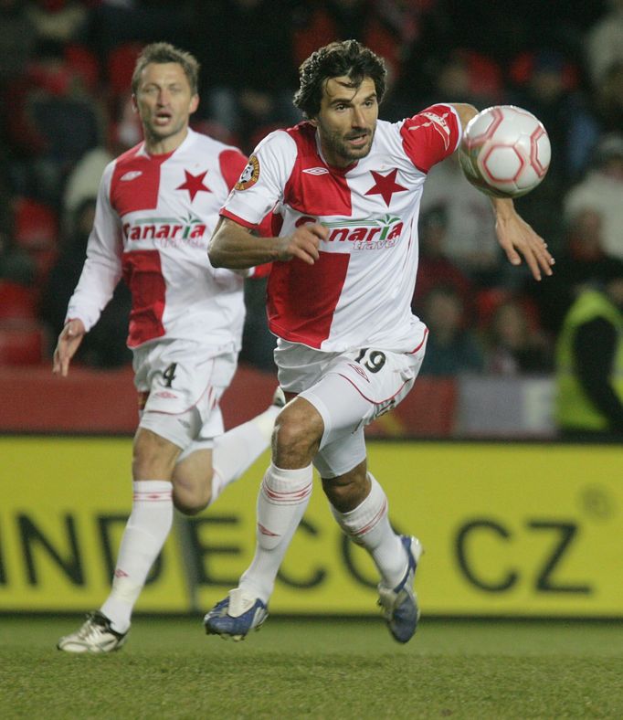 Fotbalisté klubu SK Slavia Praha David Hubáček (vlevo) a Matěj Krajčík v utkání Gambrinus ligy.