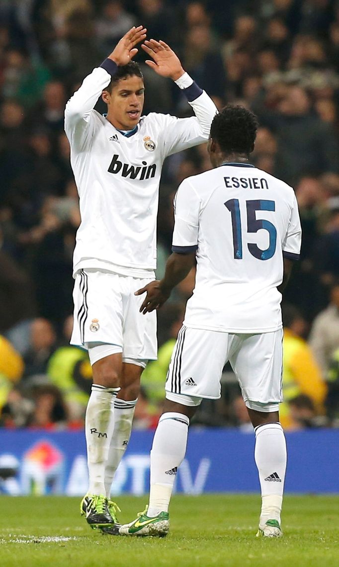 Real Madrid - FC Barcelona: Raphael Varane a  Michael Essien