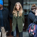 Gigi Hadid si do ulic chladného New Yorku oblékla kožené kalhoty a vojenský kabát.