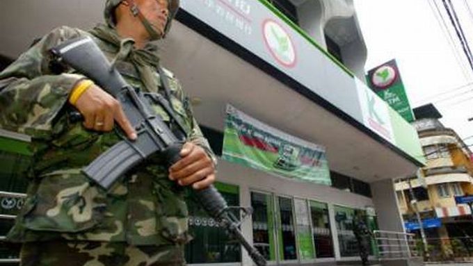 Thajský voják na stráži před bankou na jihu země.