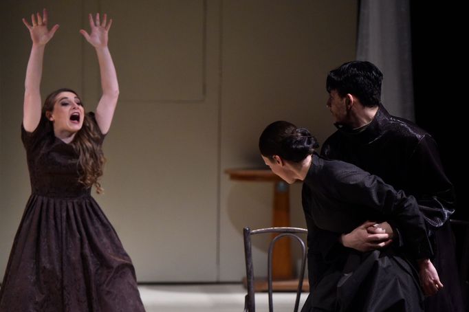 Barbora Křupková jako Grušeňka, Julie Goetzová coby Kateřina a Václav Švarc v roli Aljoši.