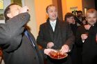 Ministr vnitra Ivan Langer se na řezání hraniční závory posílil pálenkou.