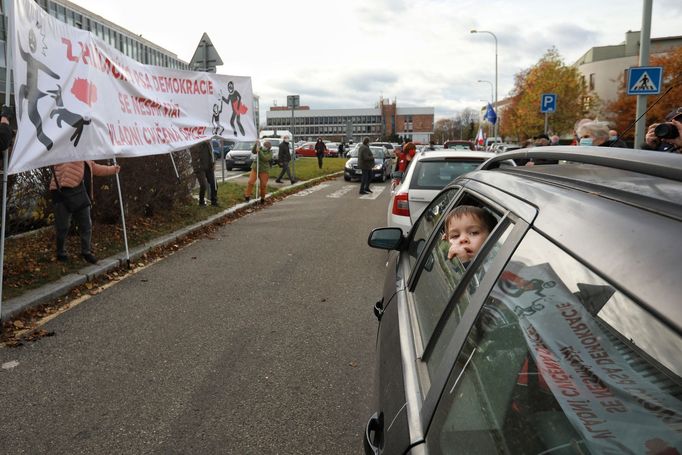 Před budovou České televize se sešly desítky lidí v autech i na ulici, aby demonstrovali proti pokusům ovlivnit nezávislost veřejnoprávní instituce.