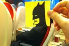 FOTO Ilustrátor se nudí ve vlaku, dělá z lidí superhrdiny