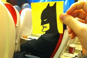 FOTO Jak zahnat nudu ve vlaku? Brit z vás udělá superhrdinu!