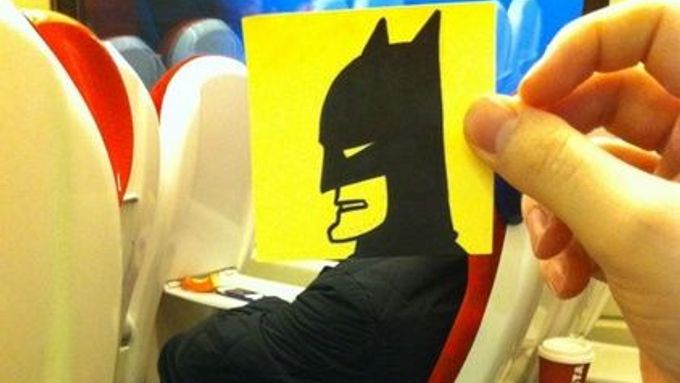 FOTO Ilustrátor se nudí ve vlaku, dělá z lidí superhrdiny
