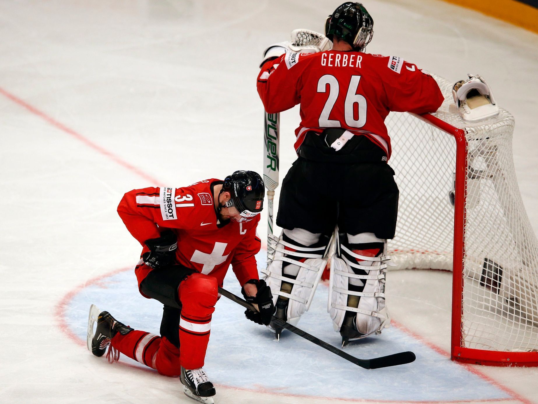 Hokej, MS 2013, Švédsko - Švýcarsko: Mathias Seger a Martin Gerber smutní