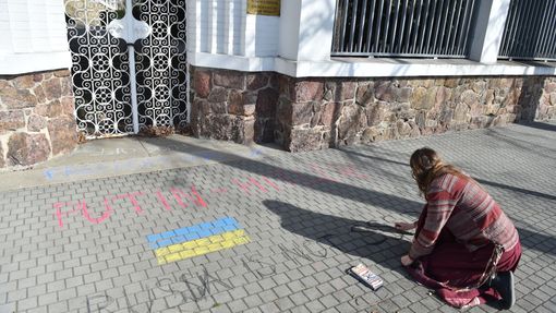U budovy ruského generálního konzulátu v Brně se 24. února 2022 objevily nápisy odsuzující dění na Ukrajině a nakreslené ukrajinské vlajky.