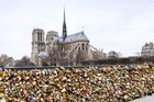 V Paříži evakuovali most lásky. Padal kvůli zamilovaným