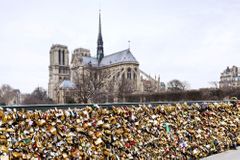 V Paříži evakuovali most lásky. Padal kvůli zamilovaným