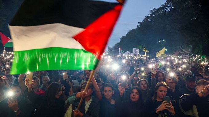 Přes 60 tisíc lidí  podle policie přišlo na demonstraci na podporu Palestinců v centru Berlína, 27. září 2025.