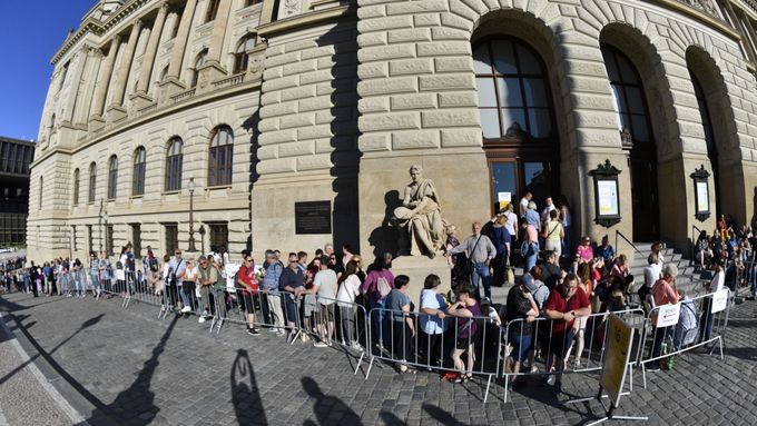 Před Národním muzeem se lidé začali řadit do fronty už více než hodinu před otevřením.