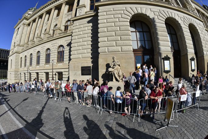 Kopule budovy ale kvůli očekávanému velkému zájmu otevřena nebyla.