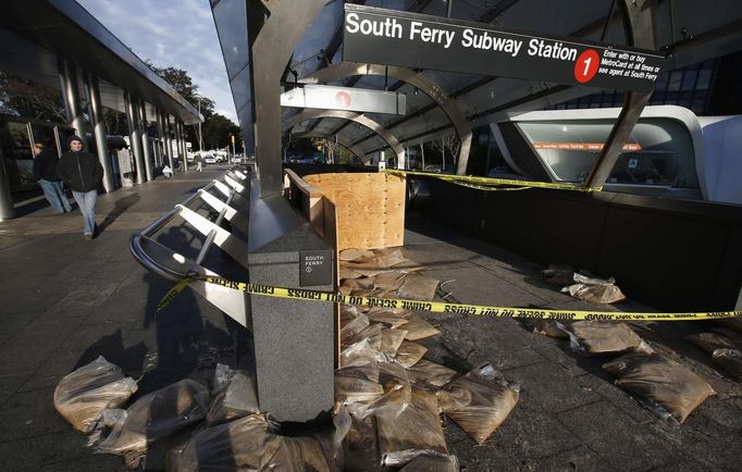 Asi nejtristnější situace panuje v newyorském metru, ve kterém bouře Sandy napáchala obrovské škody. Metro tak je zcela mimo provoz.