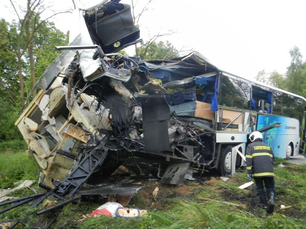 Nehoda autobusu a vlaku na přejezdu u Hluboké nad Vltavou.