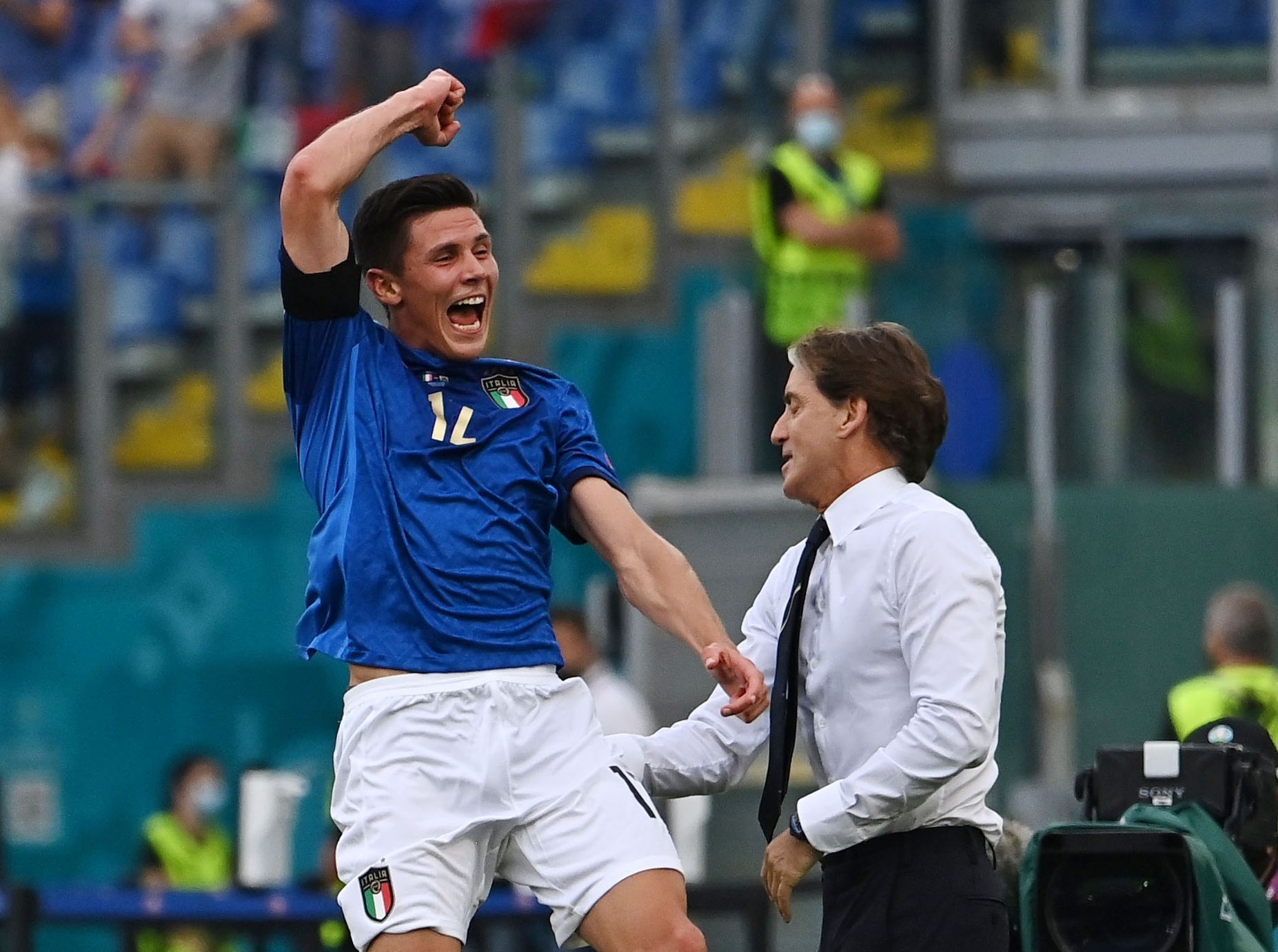 ME ve fotbale 2021, Itálie - Wales: Matteo Pessina oslavuje gól s trenérem Robertem Mancinim