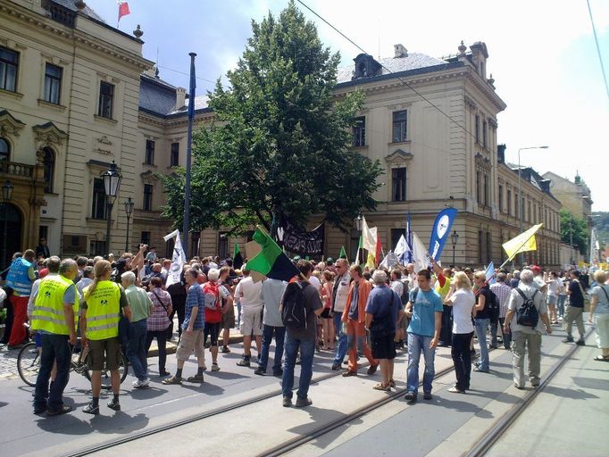 Většina odborářů před Strakovou akademií. Volají "demisi" a někdo i "vláda lidu".