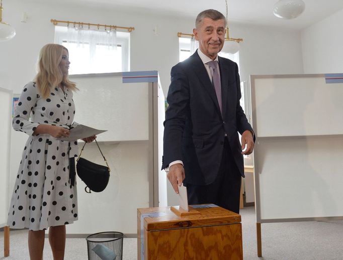 Premiér a předseda ANO Andrej Babiš volí s manželkou Monikou v Průhonicích.