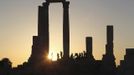 People look at the planet Venus transiting across the sun during sunrise over Amman June 6, 2012. Venus made a slow transit across the face of the sun on Tuesday, the last such passing that will be visible from Earth for 105 years. REUTERS/Ali Jarekji (JORDAN - Tags: ENVIRONMENT SCIENCE TECHNOLOGY TPX IMAGES OF THE DAY) Published: Čer. 6, 2012, 5:50 dop.