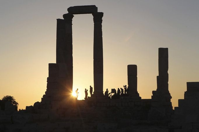 People look at the planet Venus transiting across the sun during sunrise over Amman June 6, 2012. Venus made a slow transit across the face of the sun on Tuesday, the last such passing that will be visible from Earth for 105 years. REUTERS/Ali Jarekji (JORDAN - Tags: ENVIRONMENT SCIENCE TECHNOLOGY TPX IMAGES OF THE DAY) Published: Čer. 6, 2012, 5:50 dop.