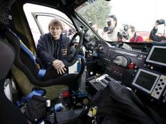 Němka Jutta Kleinschmidtová se dívá do svého BMW před technickými přejímkami na dakarské rallye.