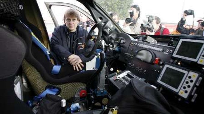 Němka Jutta Kleinschmidtová se dívá do svého BMW před technickými přejímkami na dakarské rallye.