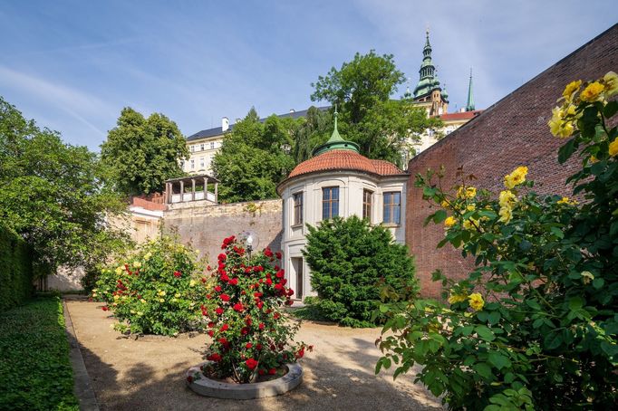 Hartigovská zahrada na Pražském hradě byla původně založena už v roce 1670.