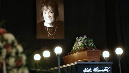 Přímý přenos: Poslední rozloučení s herečkou Vlastou Chramostovou v Národním divadle