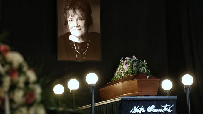 V Národním divadle se v pondělí dopoledne lidé rozloučili s herečkou Vlastou Chramostovou. Signatářka Charty 77 zemřela v neděli 6. října.