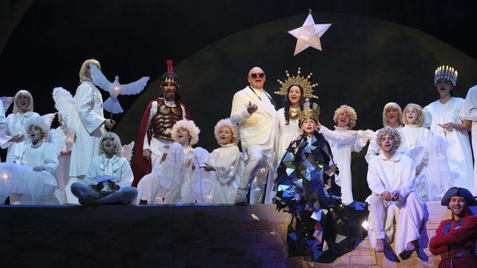 Karlínské divadlo uvádí muzikál Anděl Páně od loňska. Uprostřed jsou Jiří Korn jako Bůh a Veronika Khek Kubařová v roli Panny Marie.