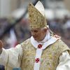 Benedikt XVI. sloužil zaplněnému Svatopetrskému náměstí v Římě poutníků z celého světa
