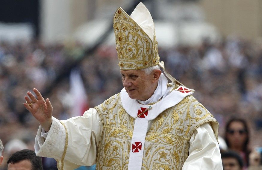 Benedikt XVI. sloužil zaplněnému Svatopetrskému náměstí v Římě poutníků z celého světa