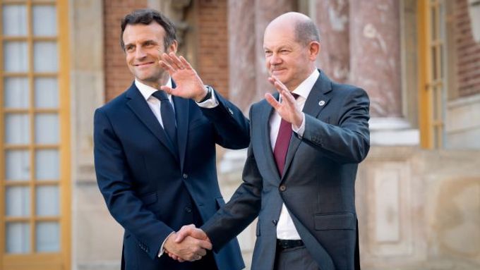 A teď si promluvíme o tom, jak se dělá za války diplomacie. (Francouzský prezident Emmanuel Macron a německý kancléř Olaf Scholz, Versailles, 10. březen 2022.)