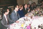 Obrazem: Tak snídal před třiceti lety Mitterrand v Praze s československými disidenty